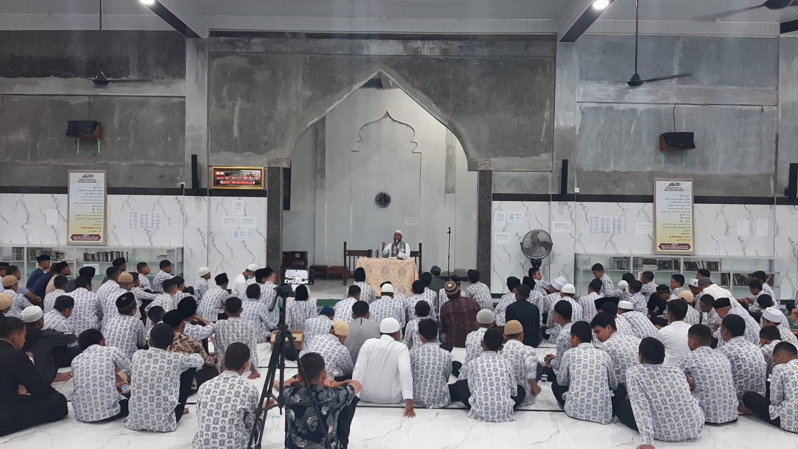 Ketua MIUMI Aceh Isi Pengajian 'Urgensi dan Keutamaan Belajar Ilmu Syari' di Dayah Arun Lhokseumawe
